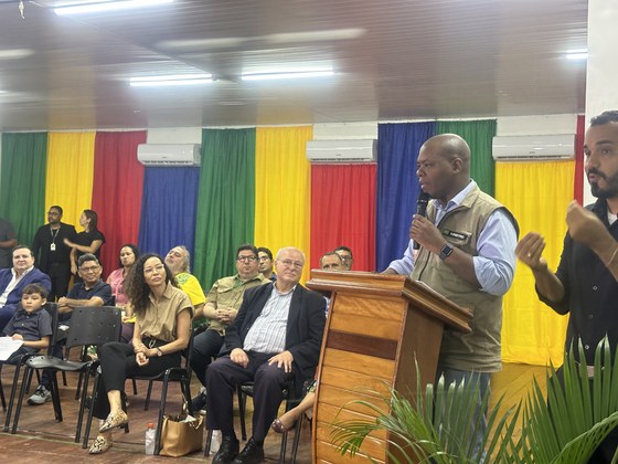 Em primeiro plano, à esquerda, a secretária-executiva Rita Oliveira e o secretário Cláudio Vieira (Foto: Ruy Conde)