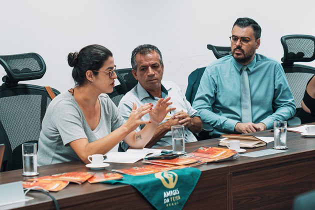 Ismael César (ao centro) e Letícia Paranhos (à esquerda) dialogaram sobre construção coletiva - Foto: Gobah
