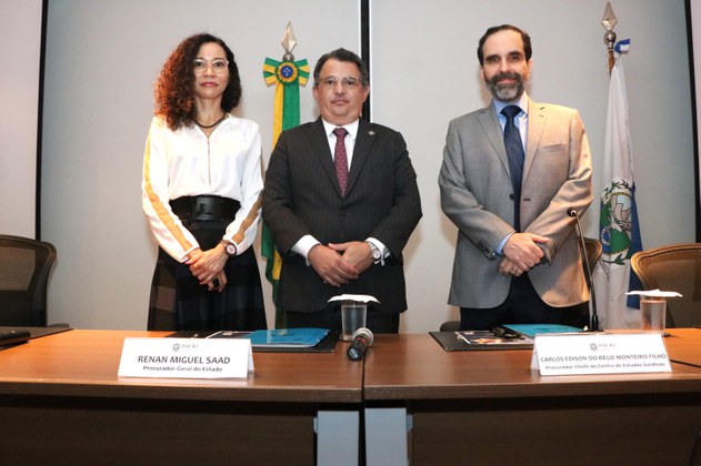 Rita Oliveira com representantes da PGE/RJ (Foto: Paulo Vitor)
