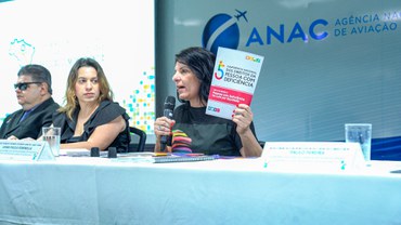 Secretária Feminella mostra a Carta de Brasília, documento com recomendações colhidas em conferência nacional (Foto: Gabriela Matos)