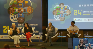 A secretária Pilar Lacerda, à esquerda, em momento de fala