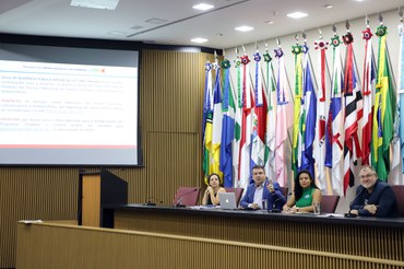 O coordenador Igo Martini em momento de fala