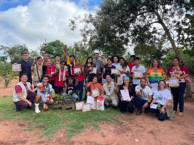 Foi realizada a entrega de mudas de árvores e sementes na aldeia Limão Verde (Foto: Wesley Lima)
