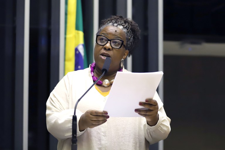 Macaé Evaristo reafirma o fortalecimento de mecanismos de proteção às liberdades individuais e coletivas em solenidade na Câmara dos Deputados