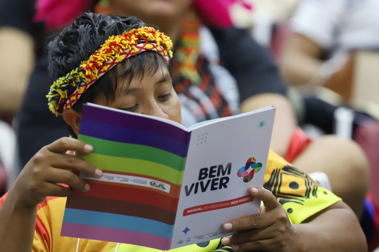 Ministério lança manual de combate à violência contra LGBTQIA+ nos territórios por meio do programa Bem Viver+