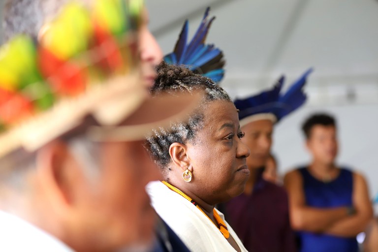 Ministra Macaé Evaristo defende apoio aos povos indígenas em visita ao Acampamento Terra Livre