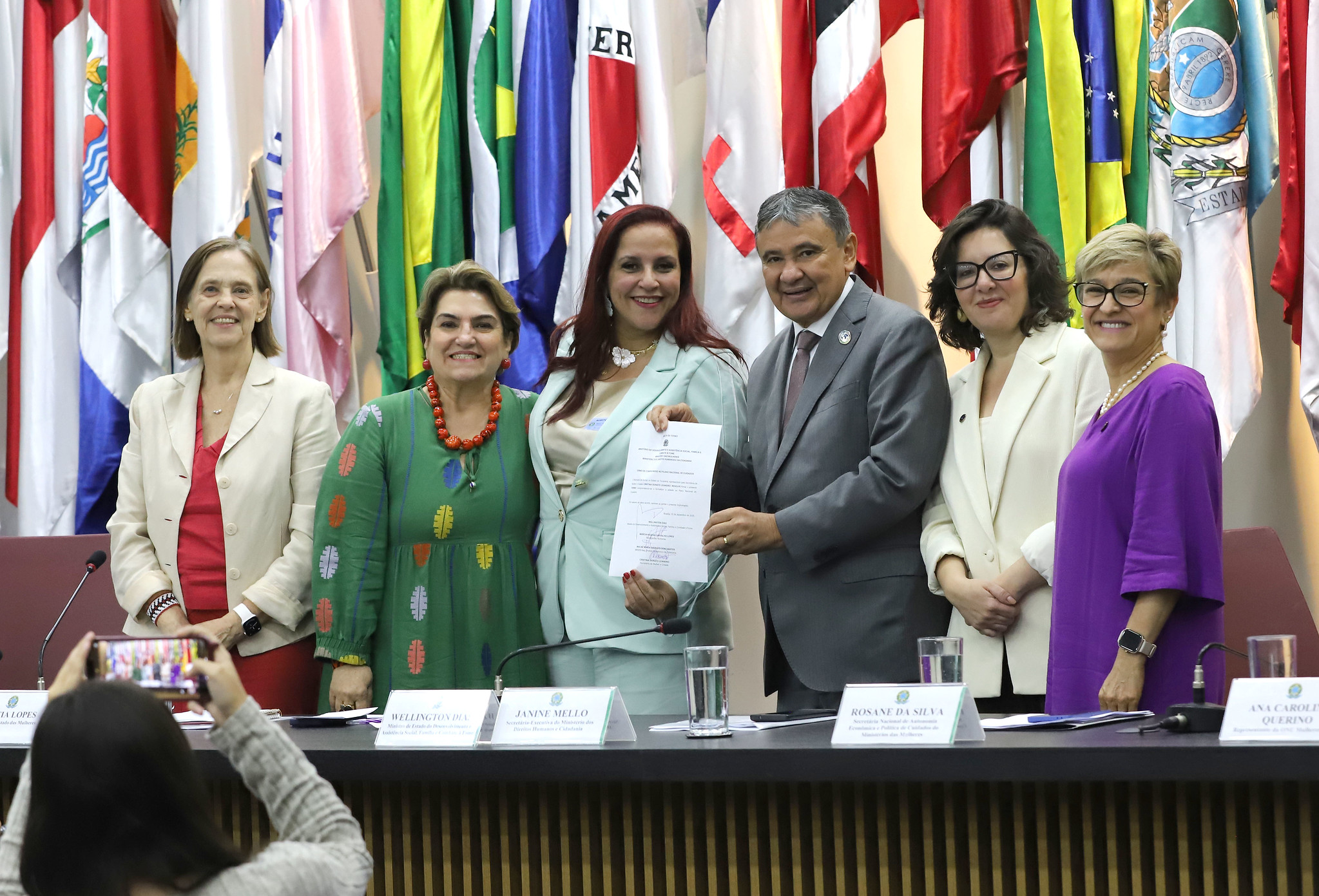 Iniciativa integra 20 ministérios e três entidades na promoção de uma política de cuidados de longo prazo