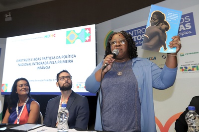 Ministra Macaé Evaristo reforça compromisso do MDHC com a proteção integral da primeira infância em encontro com novos prefeitos