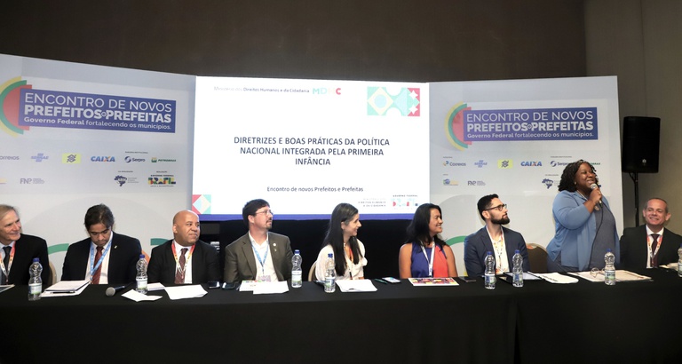 Ministra Macaé Evaristo reforça compromisso do MDHC com a proteção integral da primeira infância em encontro com novos prefeitos