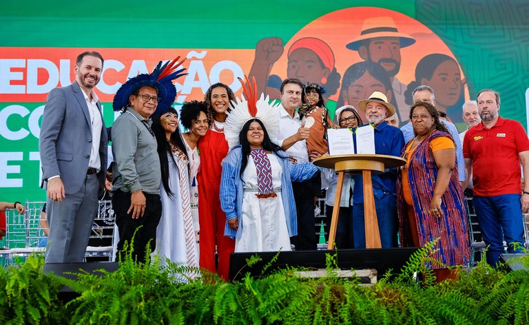 Governo federal anuncia políticas e investimento de R$ 1,17 bilhão para educação quilombola, indígena e do campo no Vale do Jequitinhonha (MG)