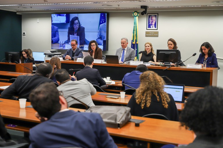 MDHC defende regulamentação da IA com foco na dignidade humana, democracia e desenvolvimento