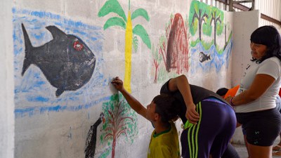 Oficina de grafismo indígena e pintura de murais fez parte da programação (Foto: Rafael Francisco/MDHC)
