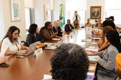 Macaé esteve reunida com uma organização do movimento negro e de mulheres brasileiro, no Consulado (Foto: Nina Estanislau)