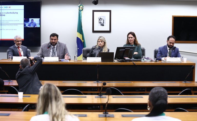 MDHC defende atuação intersetorial e apresenta iniciativas de proteção a crianças e adolescentes no ambiente digital