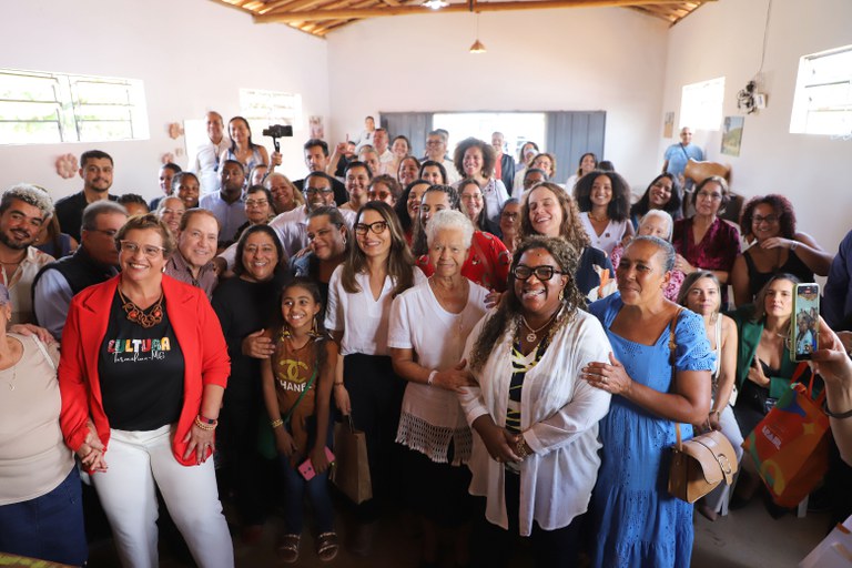 Em comitiva com Janja, ministra Macaé defende valorização de artesãs em Turmalina (MG)