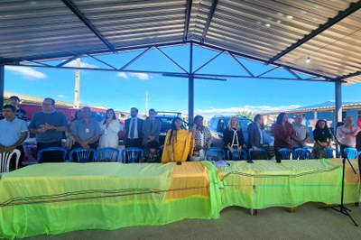 Representantes da UFMG entregaram à ministra um mapeamento sobre as infâncias dos povos indígenas, quilombolas e ciganos em BH e região metropolitana (Foto: Márcia Cruz/MDHC)