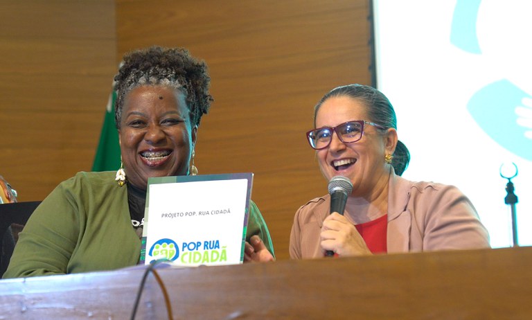 Em Goiânia, Macaé Evaristo participa de lançamento de iniciativa que articula políticas para população em situação de rua