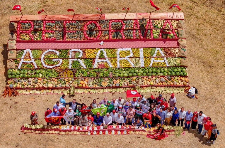 Em Minas Gerais, Macaé Evaristo participa da entrega de duas áreas do programa Terra da Gente