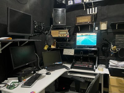 Já foram repostos e consertados aparelhos de som e equipamentos que estavam danificados (Foto: Divulgação)