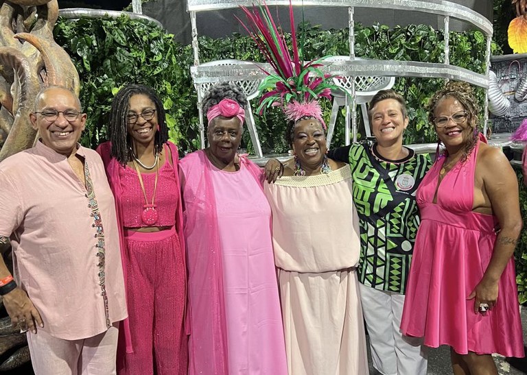 Macaé Evaristo desfila na Mangueira e exalta a ancestralidade negra que floresce em solo carioca