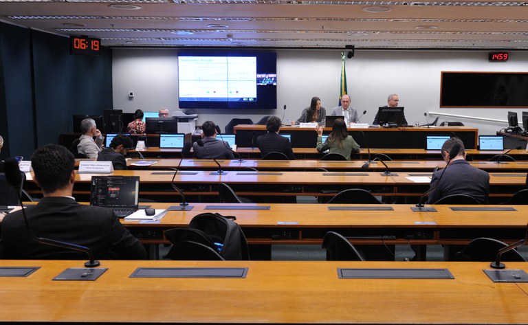 MDHC apresenta ações para proteção de crianças na era digital em audiência na Câmara