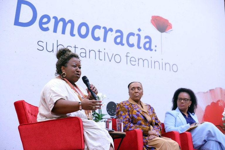 Ministra Macaé Evaristo participa de encontro para debater violência contra mulheres e estimular a presença feminina nos espaços de poder