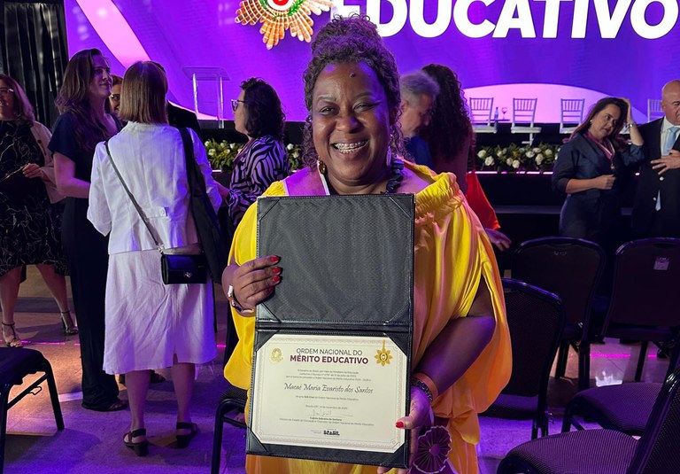 Ministra Macaé Evaristo recebe Ordem Nacional do Mérito Educativo