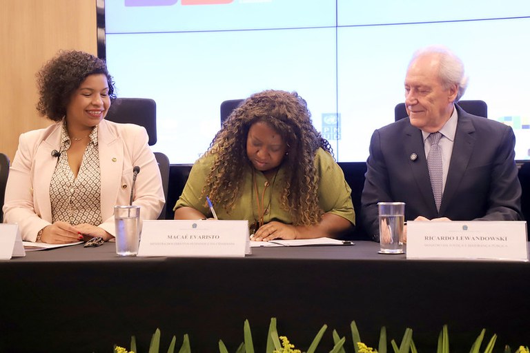 Macaé Evaristo assina portaria de classificação indicativa e amplia ações contra a violência infantil