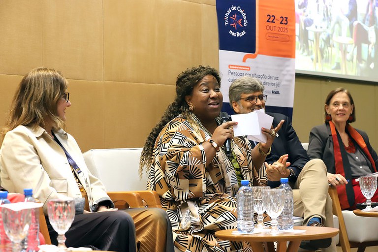 Ministra Macaé Evaristo defende políticas de dignidade para pessoas em situação de rua durante seminário internacional