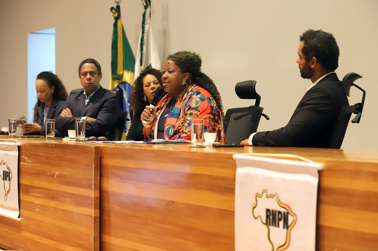 Ministra Macaé Evaristo destaca importância de políticas reparatórias e cotas no Legislativo durante encontro de parlamentares negros