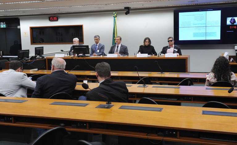 Tecnologia e inovação são aliadas do envelhecimento com dignidade, afirma MDHC em audiência pública na Câmara dos Deputados