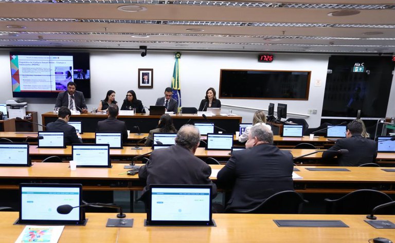 Audiência pública na Câmara discute medidas contra a pedofilia digital no Brasil