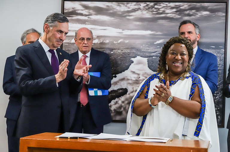 Ministra Macaé Evaristo formaliza parceria para avaliação biopsicossocial da deficiência no Poder Judiciário