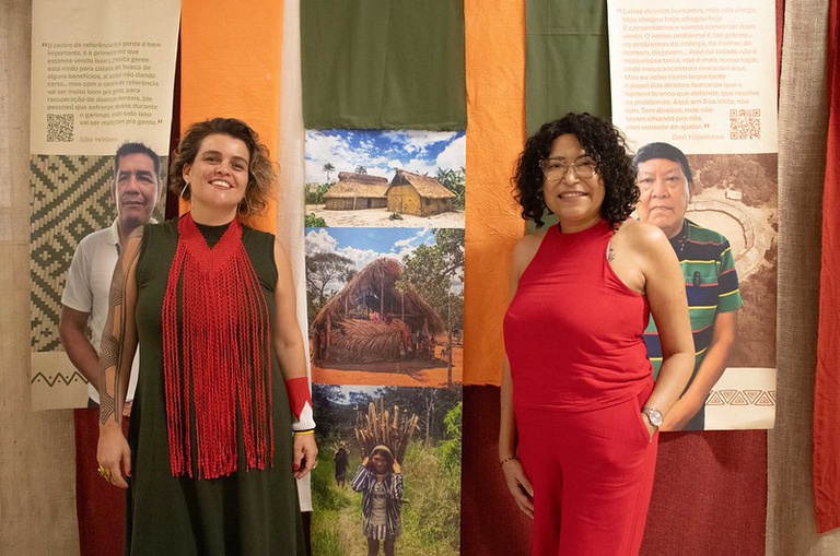 Exposição “Sopro Humano Yanomami e Ye’kwana sustentando a terra floresta” é aberta em Brasília com retrato sensível da crise humanitária