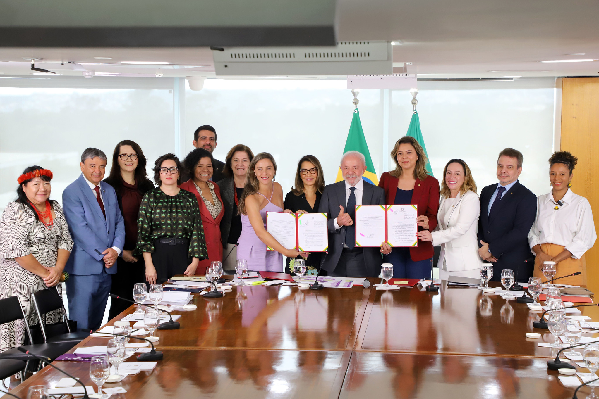 Medidas ampliam rede de proteção, com monitoramento eletrônico de agressores, tipificação da violência vicária e criação de data nacional voltada às mulheres indígenas