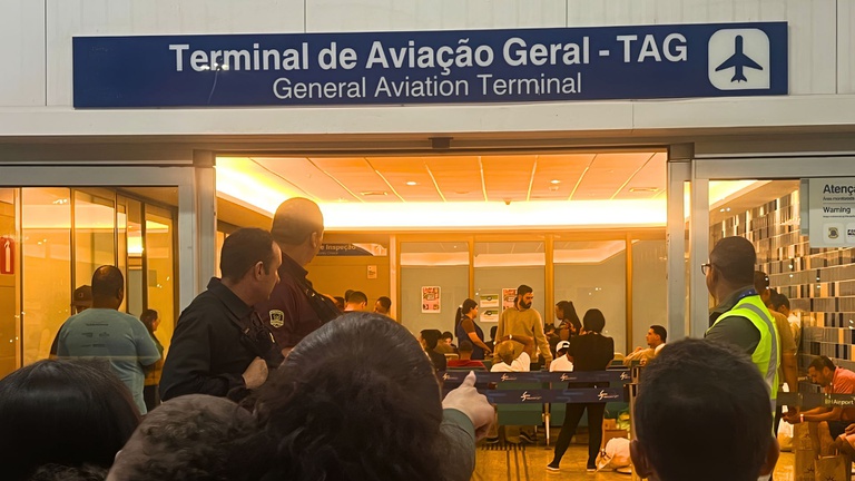 Voo com 115 brasileiros repatriados dos Estados Unidos chega a Confins (MG)
