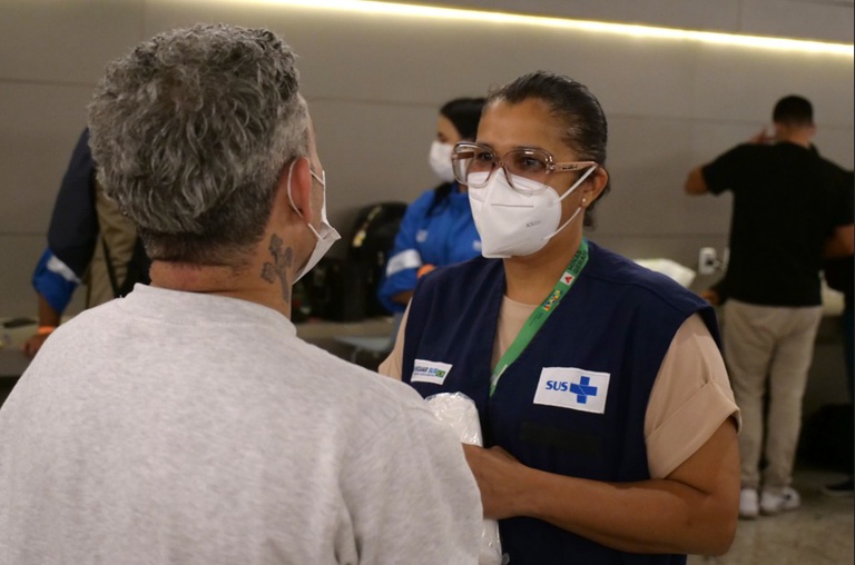 Voo procedente dos Estados Unidos chega a Confins (MG) com 74 brasileiros repatriados
