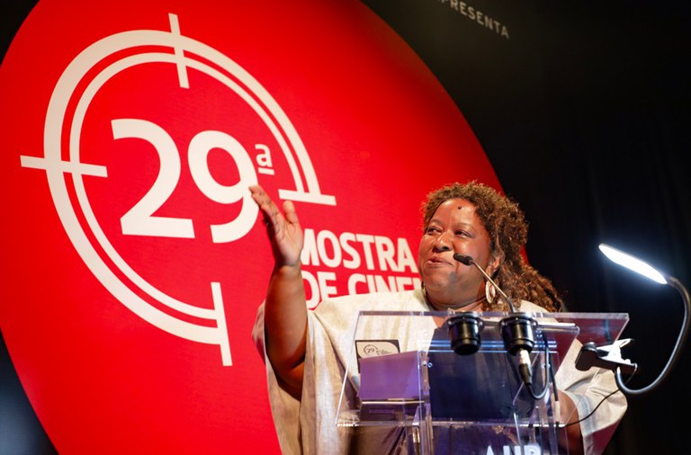 Ministra Macaé Evaristo marca presença na abertura da 29ª Mostra de Cinema de Tiradentes