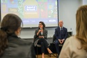 Em missão oficial na ONU, ministra Janine Mello se reúne com brasileiros migrantes nos Estados Unidos