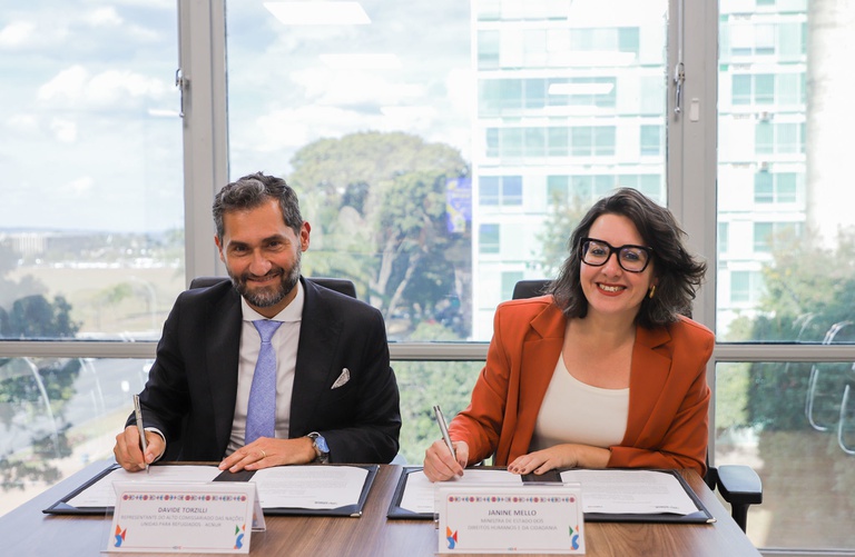 Ministra Janine Mello assina memorando de entendimento com ACNUR para fortalecer proteção dos direitos de pessoas refugiadas