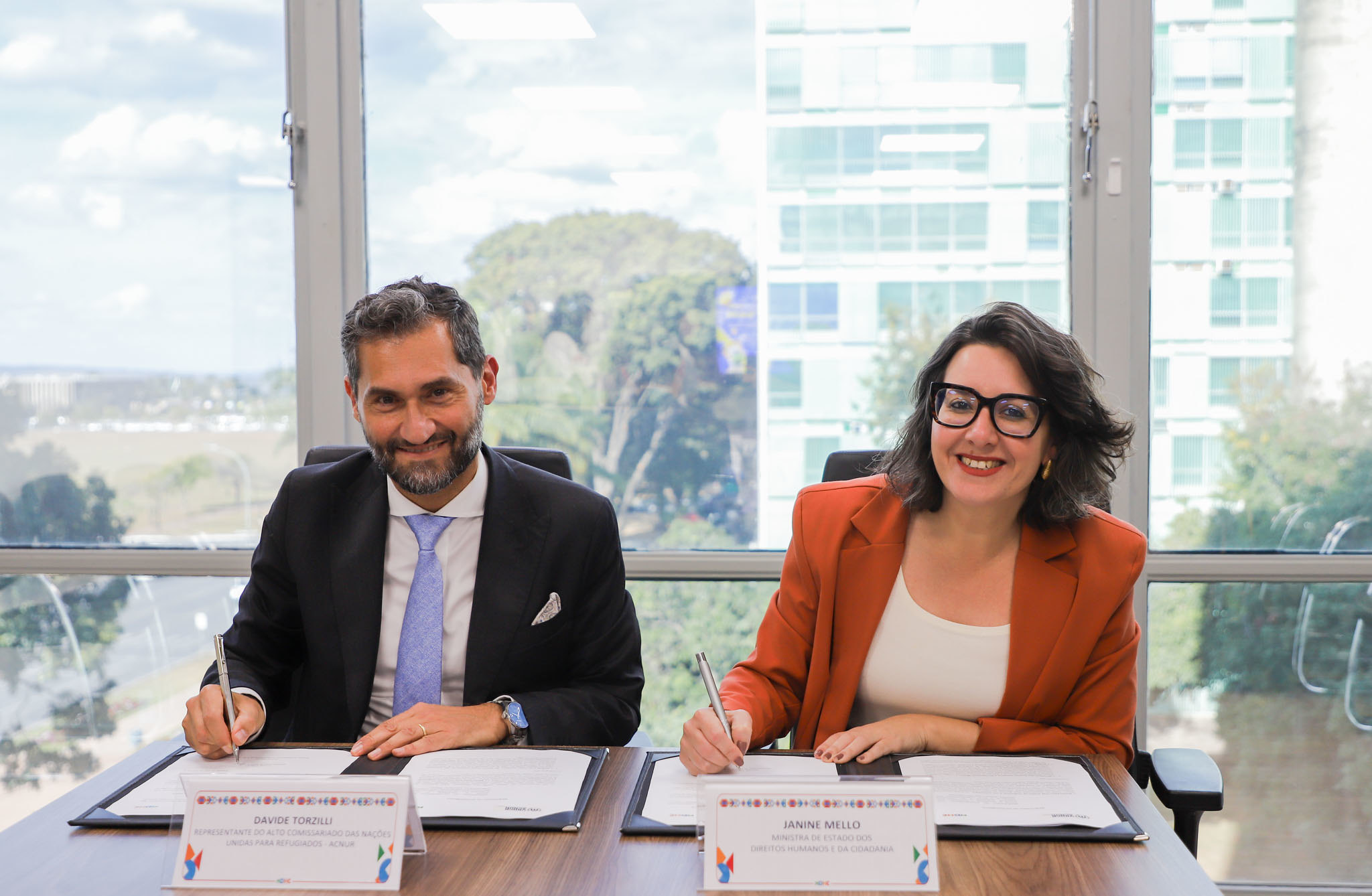 Parceria inclui a elaboração de guias, cartilhas, publicações e estudos voltados à promoção de direitos, ao enfrentamento da xenofobia e ao fortalecimento de soluções inclusivas para pessoas refugiadas, apátridas e outras em necessidade de proteção internacional