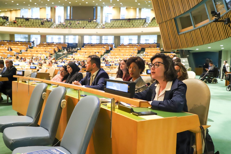 Ministra Janine Mello reafirma compromisso do Brasil com a inclusão na abertura de conferência da ONU sobre direitos das pessoas com deficiência