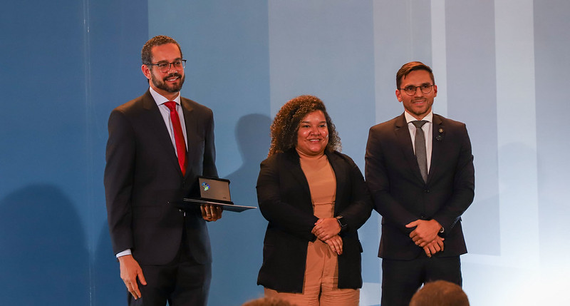 Secretária-executiva Caroline Reis representou o ministério na entrega de prêmios da categoria Justiça Racial durante cerimônia que reconheceu iniciativas das Defensorias Públicas em todo o país