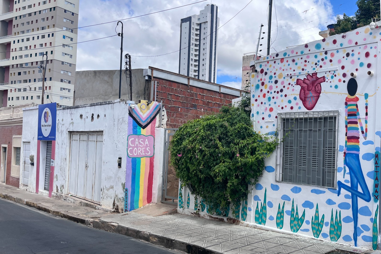 As Casas de Acolhimento selecionadas receberão apoio financeiro, administrativo e logístico para fortalecer suas atividades, contribuindo para a dignidade de pessoas LGBTQIA+ em situação de vulnerabilidade