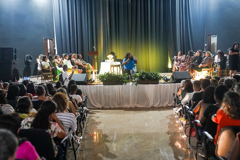 Ministra Macaé Evaristo destaca liderança feminina e papel da educação pública na promoção de direitos humanos em João Monlevade (MG)