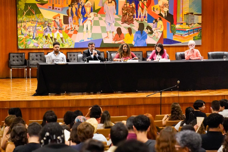 Ministra Macaé Evaristo pauta políticas de direitos humanos com influenciadores e estudantes de Minas Gerais