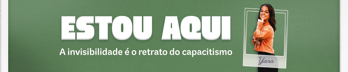 Um banner horizontal com fundo verde que remete à textura de um quadro negro. À esquerda, há o texto em letras grandes e brancas: "ESTOU AQUI" , em uma fonte sólida com efeito de leve sombra, seguido do subtítulo em letras menores: "A invisibilidade é o retrato do capacitismo" .  À direita, aparece uma jovem mulher negra, sorridente, com cabelos cacheados soltos. Ela veste uma blusa laranja e uma saia preta. Sua imagem é emoldurada por um efeito gráfico que simula uma fotografia instantânea com o nome "Yara" escrito em estilo cursivo na borda inferior da moldura.  O design transmite uma mensagem de presença e inclusão, com foco no combate ao capacitismo.
