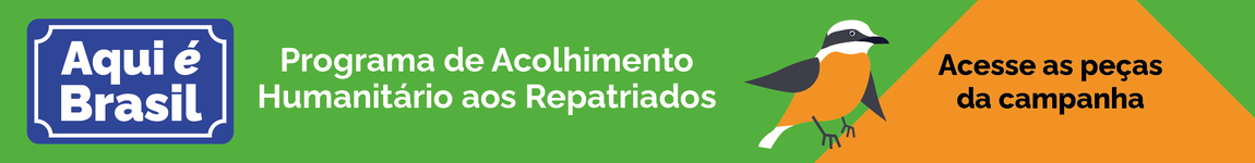 Banner horizontal com fundo verde e laranja, com elementos gráficos simples e cores vibrantes. À esquerda, há uma placa azul com moldura branca no estilo de sinalização rodoviária, com o texto: "Aqui é Brasil". Ao lado, em letras brancas, está escrito: "Programa de Acolhimento Humanitário aos Repatriados".  À direita, sobre um fundo laranja em formato triangular, está a ilustração de um pássaro em estilo minimalista, com corpo laranja, cabeça preta e branca, asas e cauda pretas, representando fauna brasileira. Ao lado do pássaro, o texto em preto: "Acesse as peças da campanha".