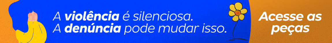 Banner horizontal com fundo em degradê azul e laranja. À esquerda, há a ilustração de uma pessoa de roupa amarela cobrindo o rosto com as mãos, simbolizando o silêncio diante da violência. No centro, em letras brancas, está a frase: “A violência é silenciosa. A denúncia pode mudar isso.” Ao lado da frase, aparece uma flor amarela estilizada. À direita, sobre fundo laranja, está o texto: “Acesse as peças”.