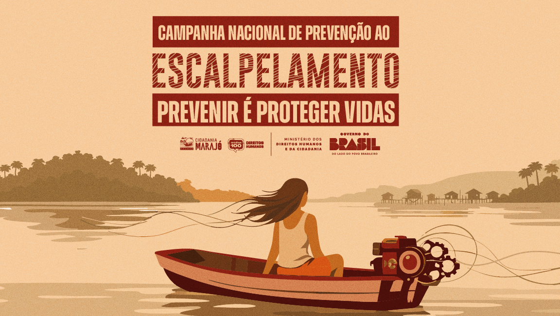 Card em tons sépia com o título, na parte superior: “Campanha Nacional de Prevenção ao Escalpelamento – Prevenir é proteger vidas”. Abaixo do texto aparecem as logos da Cidadania Marajó, Disque Direitos Humanos, Ministério dos Direitos Humanos e da Cidadania e Governo Federal. Ao centro da imagem, uma ilustração mostra uma mulher de cabelos longos sentada em uma pequena embarcação motorizada sobre um rio calmo. Os cabelos da mulher estão soltos e sendo levados pelo vento em direção ao motor da embarcação, simbolizando o risco de escalpelamento. Ao fundo, vê-se a paisagem ribeirinha com árvores nas margens e casas sobre palafitas, reforçando o contexto das comunidades que utilizam barcos como meio de transporte.